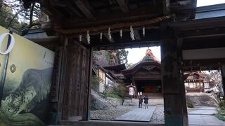 門をくぐると書院