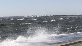 強風の日は波が高いです