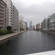 東京湾の西側に南北に通る運河です。