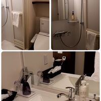 部屋のシャワーブースは狭い