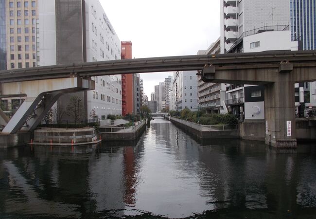 運河の両側が遊歩道になっています。