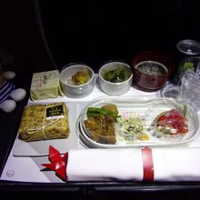 食事です。陶器の器が嬉しいポイント。