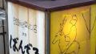 隠れ家的カフェ。看板猫が傍若無人。