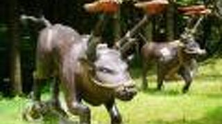 角に松明を付けた牛のモニュメント