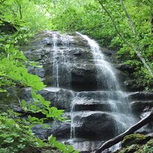 岩壁を流れ落ちる九段の滝