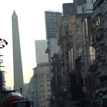 遠くからも見えるオベリスク