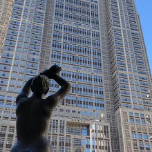 都庁を下から見た様子