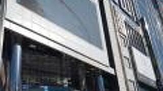 大きなスクリーンも兼ね備えています