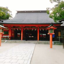 現在の社殿は、江戸時代の初期に黒田氏が再建したものです