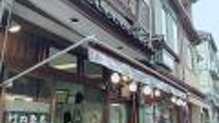 お魚屋さんが並ぶ