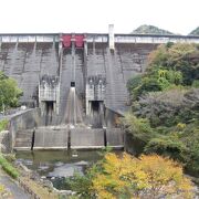 紅葉が盛りの周辺の景色を楽しむ