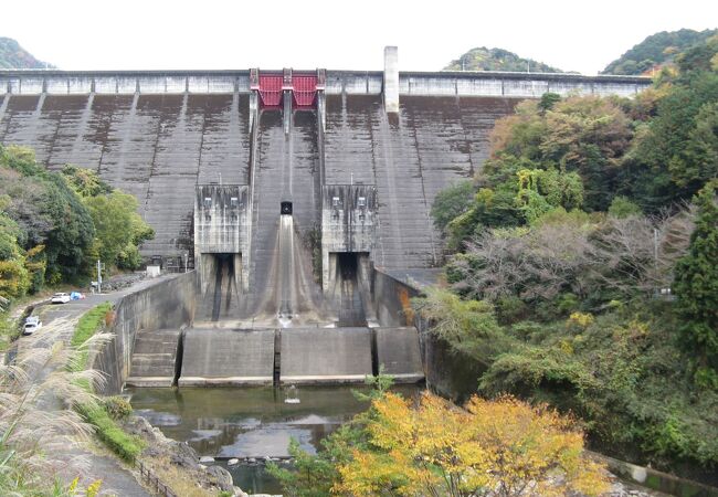 紅葉が盛りの周辺の景色を楽しむ