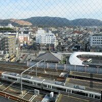 窓の正面は若草山、その手前は興福寺、足元にはJR「奈良」駅
