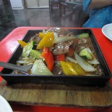 鉄板牛柳(牛ヒレ肉鉄板焼き)焼き肉のタレ味で美味しかった。