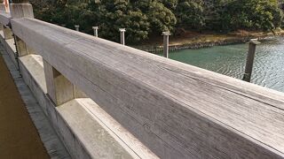 内宮に向け、五十鈴川にかかる橋