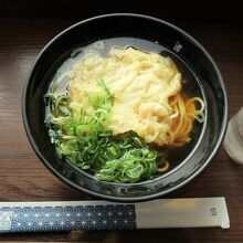 関西だしにやさしい中華麺、ほぼ衣のみの天ぷら