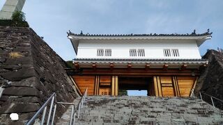 城の入口らしい重厚な門