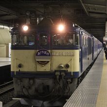 上野駅で出発を待つブルートレイン「あけぼの」