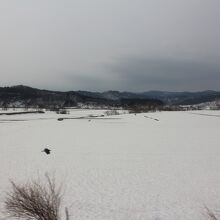 朝目覚めると雪景色