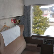 個室寝台は昼間はソファーになります