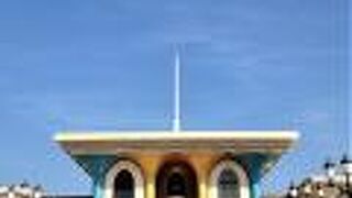 白い街並みとカラフルで可愛いアラムパレス。