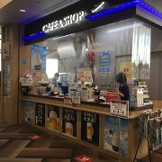 搭乗待合室にある売店＆軽食スペース