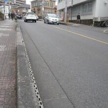 御成坂公園は、日光御成街道の坂道の西側に設置されています。