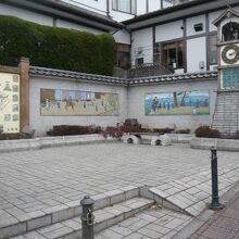 御成坂公園の北端には、からくり時計塔が設置されています。