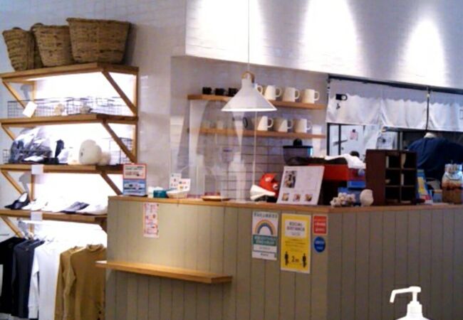 日本橋の通りを眺めながら