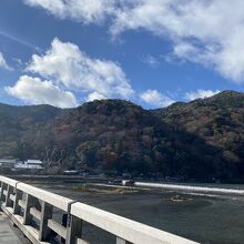 渡月橋を渡ってる時に目に映る景色