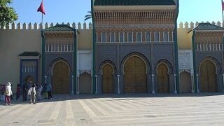 門の装飾が素晴らしい