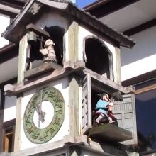 一番上で僧侶の鐘つき、その下での、毛槍持ち御徒の前触れ動作