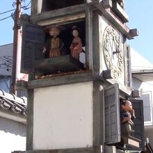 御成行列の中には、侍と腰元の人形でしょうか、別々の動作をする