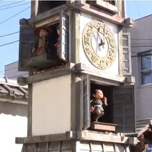 侍と腰元の人形の動作の後に、駕籠かきの足軽が駕籠とともに登場