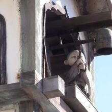 上側で鐘を突く僧侶は、まだ少年のような顔つきです。可愛い表情