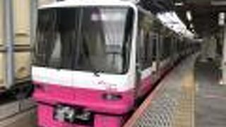 ピンクの派手な電車