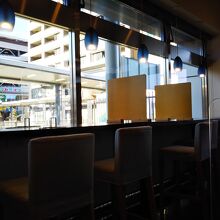 席にも仕切りが