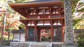 室生寺の玄関にふさわしい堂々たる山門