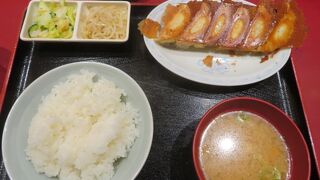 駅前にある餃子屋