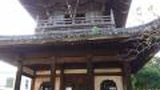 石段を登った先にある見どころ多い古刹