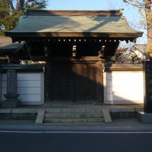 西福寺の山門です。西側にあります。標石柱も立てられています。