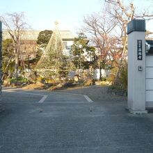 山門は、長らく開けられていないです。東門が主に使われています