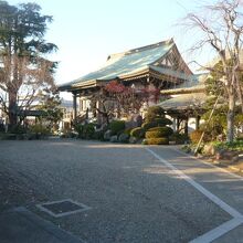 東門を入りますと、本堂が西側に見えます。境内が広いです。