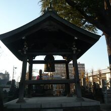 山門の西側に、鐘楼があります。宝暦年代の伝統のある鐘楼です。