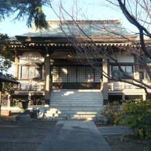 鐘楼の位置から見た西福寺の本堂です。石製の階段があります。