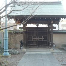 西福寺の山門の本堂側の様子です。開かれた形跡は見られません。