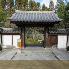 この「屋敷門」の向こうに9つの趣の異なる庭園になります