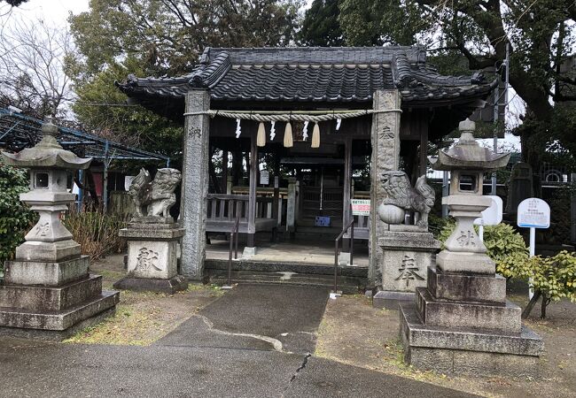境内に赤壁さん（丸亀神社があります）