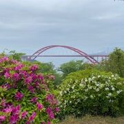 狭い海峡に面した観光地