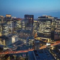 高速道路とビルの夜景